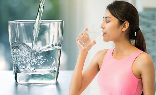 Nên uống 8 ly nước mỗi ngày để giảm cảm giác đói