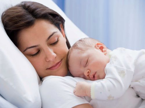 Ngủ đủ giấc và đúng giờ giúp mẹ đạt hiệu quả cao khi giảm mỡ bụng sau sinh